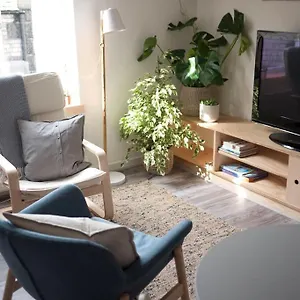 Contemporary 2 Minutes From Station Apartment